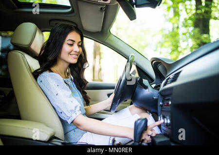 Accensione radio in auto guidando home. Foto Stock