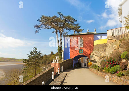 Porta ad arco che conduce a Portmeirion, un pittoresco villaggio turistico, situato sull'estuario del fiume Dwyryd, Porthmadog, Snowdonia, Galles del Nord, Regno Unito. Foto Stock