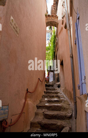 Scala in uno stretto vicolo presso il village Ramatuelle, Cote d'Azur, Dipartimento del Var, Provence-Alpes-Côte d'Azur, in Francia del Sud, Francia, Europa Foto Stock