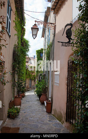 Con vegetazione vicolo stretto a Ramatuelle Villaggio, Cote d'Azur, Dipartimento del Var, Provence-Alpes-Côte d'Azur, in Francia del Sud, Francia, Europa Foto Stock