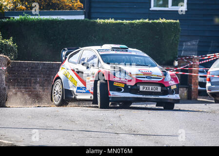 Hugh driver Hunter Rob Flagg co driver racing Ford Fiesta WRC nel chiuso strada pubblica Corbeau Posti auto da rally Tendring e Clacton, Essex, Regno Unito Foto Stock