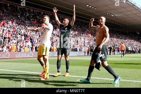 Manchester City's Gabriel Gesù (destra) punteggio celebra il suo lato del primo obiettivo del gioco con i compagni di squadra del Manchester City il portiere Ederson (sinistra) e il Manchester City di Danilo (centro) durante il match di Premier League a St Mary's Stadium, Southampton. Foto Stock