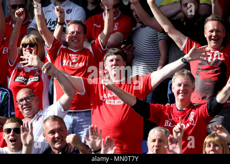 Charlton Athletic tifosi sulle tribune durante il Cielo lega Bet One play-off seconda gamba corrispondono a Montgomery acque prato, Shrewsbury. Foto Stock