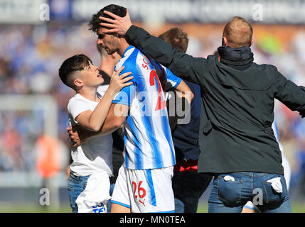 Huddersfield Town Jon Gorenc Stankovic viene assaliti da appassionati dopo il match di Premier League a John Smith's Stadium, Huddersfield. Foto Stock