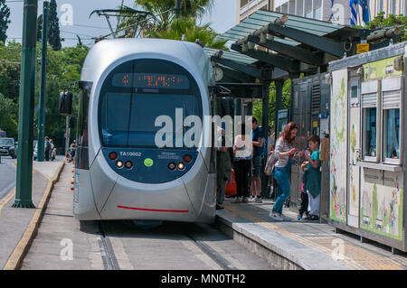 Atene, Grecia 17 Aprile 2017: i passeggeri scendono il moderno tram in Atene in Grecia. Foto Stock