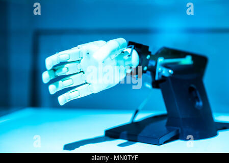 Robot di plastica con mano aprire palm gesto Foto Stock