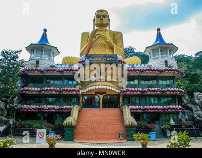 Il Buddha d'Oro presso il tempio di roccia di Dambulla (Jumbukola Vihara o Dambulla tempio nella grotta) vicino a Dambulla in Sri Lanka Foto Stock