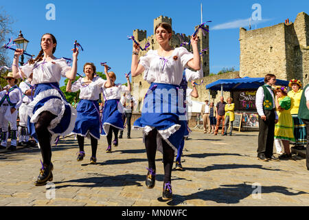 Country inglese tradizionale donna dance troupe di eseguire davanti a Rochester Castle Foto Stock