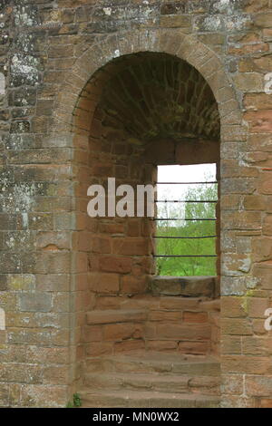 Le imponenti rovine del Castello di Kenilworth includono Mortimer's Tower, Leicester il Gatehouse, il mantenere & Great Hall; esplorare soaring archi e torri rocciose Foto Stock