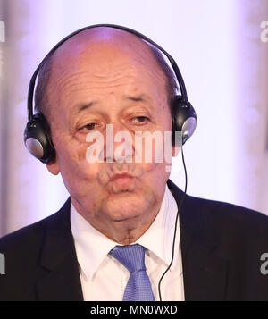 Il Ministro francese per l' Europa e per gli affari esteri, Jean-Yves Le Drian intervenendo a una conferenza stampa al Farmleigh House nel Phoenix Park di Dublino . Foto Stock