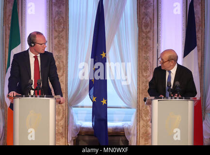 La T‡naiste e il ministro per gli Affari Esteri e del commercio, Simon COVENEY T.D (sinistra) con il Ministro francese per l' Europa e per gli affari esteri, Jean-Yves Le Drian in occasione di una conferenza stampa a Farmleigh House nel Phoenix Park di Dublino. Foto Stock