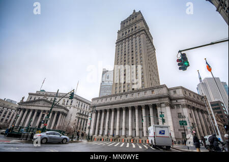 New York, USA - Marzo 29, 2018: il tribunale degli Stati Uniti casa nel centro di Manhattan su un nebbioso giorno Foto Stock