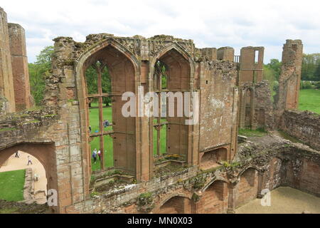 Le imponenti rovine del Castello di Kenilworth includono Mortimer's Tower, Leicester il Gatehouse, il mantenere & Great Hall; esplorare soaring archi e torri rocciose Foto Stock