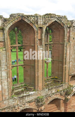 Le imponenti rovine del Castello di Kenilworth includono Mortimer's Tower, Leicester il Gatehouse, il mantenere & Great Hall; esplorare soaring archi e torri rocciose Foto Stock