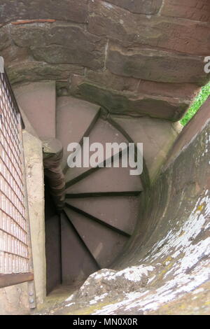 Le imponenti rovine del Castello di Kenilworth includono Mortimer's Tower, Leicester il Gatehouse, il mantenere & Great Hall; esplorare soaring archi e torri rocciose Foto Stock