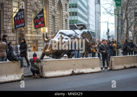 New York, USA - Marzo 29, 2018: i turisti che visitano il toro infuria la statua nel centro cittadino di new york Foto Stock