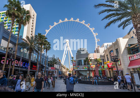 Las Vegas, USA - Aprile 27, 2018: Tourtists visitare il lungomare di LInq in Las Vegas come si vede in una giornata di sole Foto Stock