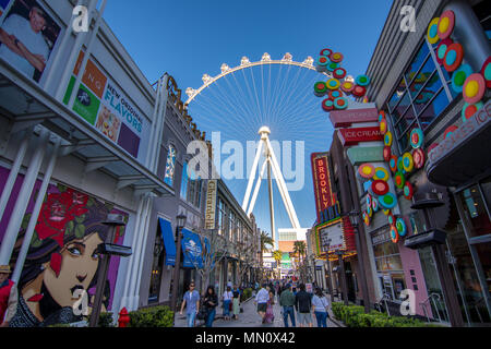 Las Vegas, USA - Aprile 27, 2018: Tourtists visitare il lungomare di LInq e high roller di Las Vegas come si vede in una giornata di sole Foto Stock