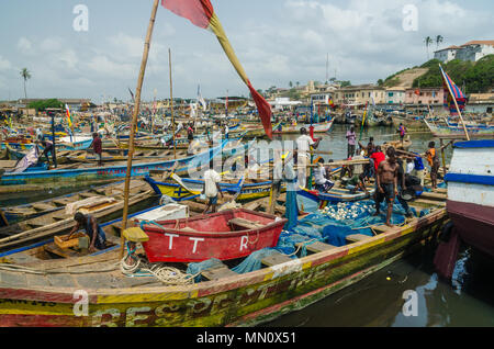 Elmina, Ghana - Febbraio 13, 2014: colorati in legno ormeggiate barche da pesca in Africa Harbour Town Elmina Foto Stock
