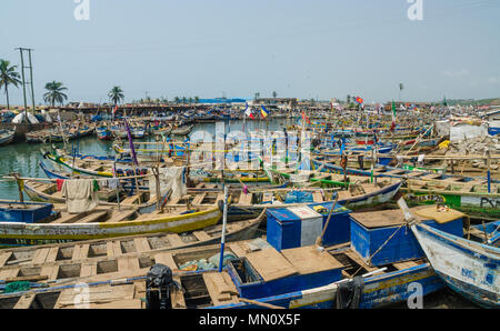 Elmina, Ghana - Febbraio 13, 2014: colorati in legno ormeggiate barche da pesca in Africa Harbour Town Elmina Foto Stock