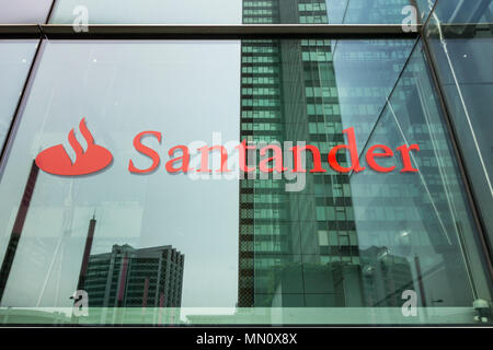 Santander, Triton Square, Euston, London, NW1, Regno Unito Foto Stock