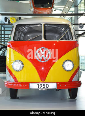 Volkswagen Typ 2 van a Autostadt parco a tema a Wolfsburg. Foto Stock