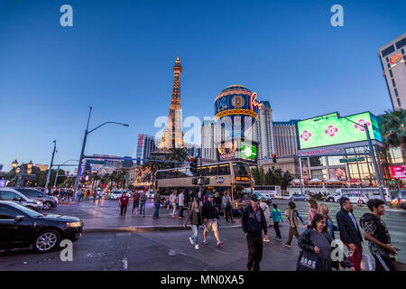 Las Vegas, USA - Aprile 28, 2018: Tourtists e traffico su Las Vegas Boulevard come si vede al tramonto Foto Stock