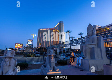 Las Vegas, USA - 28 Aprile 2018: il famoso Mandalay Bay hotel di Las Vegas come visto al tramonto dal fronte di Luxor Foto Stock