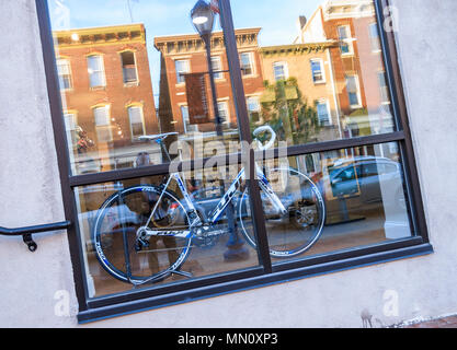 In bicicletta in store window con riflessioni Foto Stock