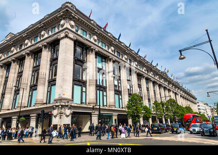 Dal grande magazzino Selfridges nella trafficata Oxford Street area dello shopping di Londra, Regno Unito Foto Stock