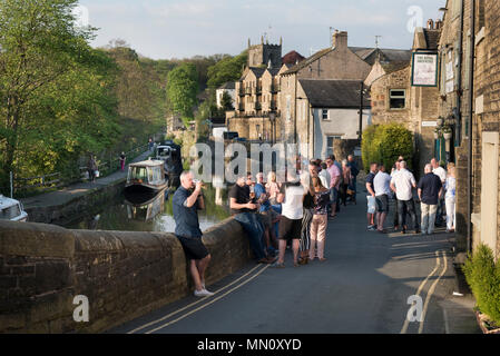 Skipton, North Yorkshire, Regno Unito. I bevitori presso un pub accanto al Leeds- Liverpool Canal nel mercato comune su un soleggiato serata primaverile. Foto Stock