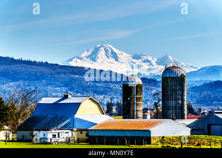 Un bellissimo paesaggio del monte Baker in Cascade Mountains, nello Stato di Washington, come si vede dal Fraser Valley in British Columbia, Canada Foto Stock