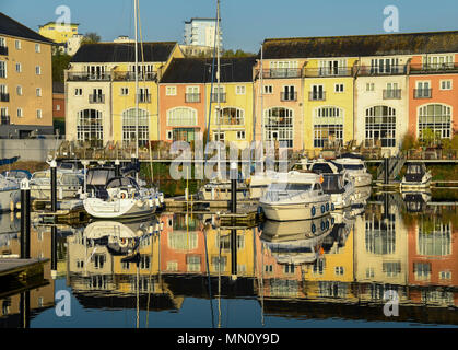 Barche e yacht ormeggiati a Penarth Marina nella parte anteriore di un blocco di appartamenti moderni Foto Stock