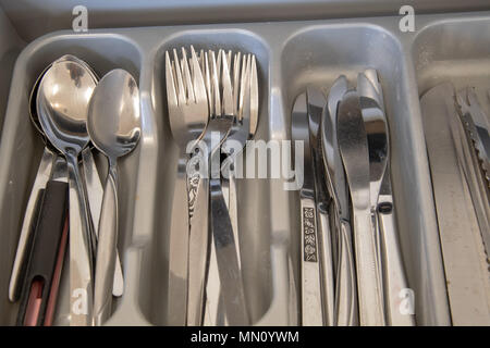 Cucchiai, un insieme di posate con coltelli, forchette, cucchiai e cucchiai  da tè impilati, coltelli, forchette e cucchiai in metallo Stand in acciaio  inossidabile isolato Foto stock - Alamy