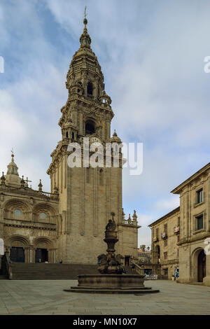 Centro storico, fonte in plaza platerias e sullo sfondo la cattedrale di Santiago de Compostela, provincia di La Coruna, regione de Galicia, Spagna Foto Stock