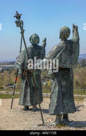 Scultura di due pellegrini felici di vedere Santiago de Compostela dal Monte do Gozo alla fine del cammino di san Giacomo, Galizia, Spagna Foto Stock