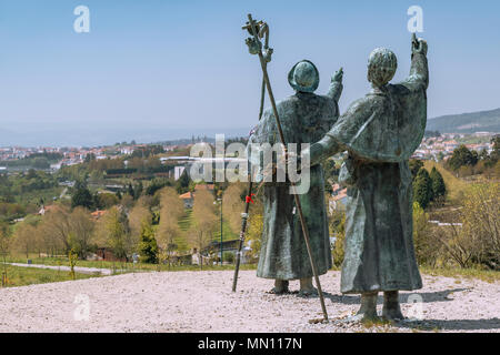 Scultura di due pellegrini felici di vedere Santiago de Compostela dal Monte do Gozo alla fine del cammino di san Giacomo, Galizia, Spagna Foto Stock