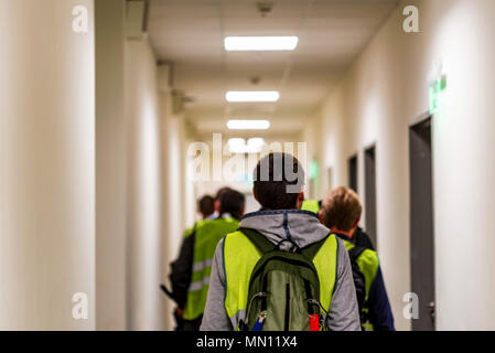 Vista posteriore dell'aeroporto di lavoratori in uniforme in ambienti interni Foto Stock