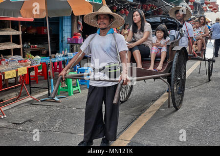 Rickshaw il conducente ed i passeggeri in China town. Thailandia SUDEST ASIATICO Foto Stock