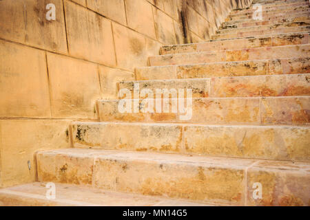 Muro di pietra e scale a La Valletta, Malta. Scala vuota per lo sfondo. Vista ravvicinata. Foto Stock