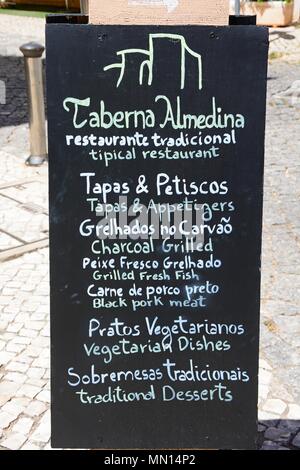 Ristorante tradizionale portoghese scheda menu nella città vecchia, Silves, del Portogallo, dell'Europa. Foto Stock