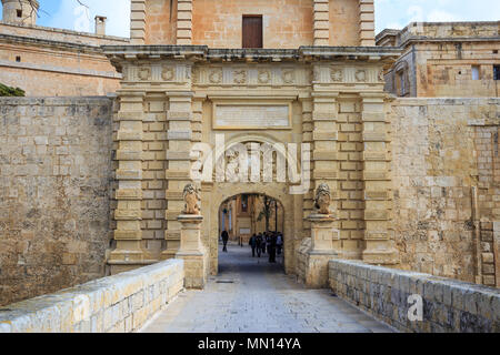 Malta, Mdina cancello di ingresso. I turisti attraversate la passerella per visitare la storica città fortificata. Destinazione per le vacanze e per il tour. Foto Stock