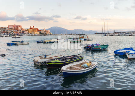 Barche di pescatori del porto di Torre del Greco vicino a Napoli, Campania, Italia, Europa Foto Stock