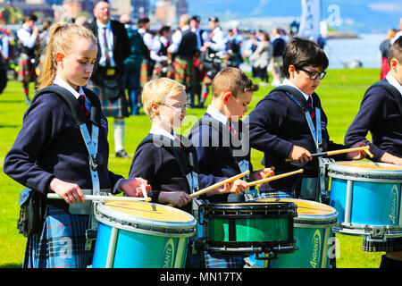 Gourock, Regno Unito. 13 maggio 2018. Gourock inizia la stagione dei "Giochi" con centinaia di pipers, "heavie" e ballerini provenienti da tutto il paese, tutti in competizione con i tradizionali Giochi delle Highland scozzesi, che includono bande di pipe, tubing individuali, balli country per tutte le età e tutte le competizioni tradizionali di pesi massimi come il rossing del caber, Lanciare il martello e sollevare la pietra di Keppoch. Migliaia di spettatori si sono esibiti in una bella domenica di maggio per rallegrarsi di tutti i concorrenti. Credit: Findlay/Alamy Live News Foto Stock