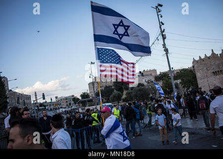 Gerusalemme, Israele. 13 Maggio, 2018. Un uomo israeliano onde i noi e le bandiere israeliane nel corso di un mese di marzo dalla porta di Damasco al Muro Occidentale, per contrassegnare il 51º anniversario della riunificazione di Gerusalemme, noto come il giorno di Gerusalemme, in Gerusalemme, 13 maggio 2018. Giorno di Gerusalemme è un israeliano holiday commemora la creazione del controllo israeliano sulla Città Vecchia di Gerusalemme dopo il 1967 Guerra di sei giorni. Foto: Ilia Yefimovich/dpa Credito: dpa picture alliance/Alamy Live News Foto Stock