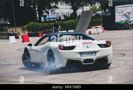 Napoli, campania, Italy. Il 12 maggio 2018. Stuntman del Franco team medici eseguono su una Ferrari 458 durante l'esperienza di motore, Napoli International Auto e moto mostra. Credito: Ernesto Vicinanza/SOPA Immagini/ZUMA filo/Alamy Live News Foto Stock