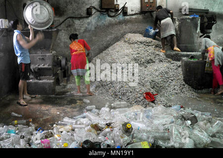 Dacca in Bangladesh. Il 12 maggio 2018. Lavoratori visto il riciclaggio di bottiglie in plastica prima di inviare alle fabbriche locali attraverso Dhaka.Ci sono molte bottiglie di plastica fabbrica di riciclaggio si trova a Dacca in cui persone di diverse età lavora insieme mentre molti di loro sono bambini. Tali fabbriche crea nuovi posti di lavoro per i poveri che vivono nella periferia della capitale. Credito: ZUMA Press, Inc./Alamy Live News Foto Stock