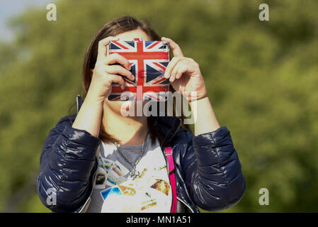 Londra, Regno Unito. Il 13 maggio 2018. Un turista prende una foto sul proprio videofonino (r fuori Buckingham Palace davanti al Royal Wedding tra il principe Harry e Meghan Markle Windsor il 19 maggio. Credito: Stephen Chung / Alamy Live News Foto Stock