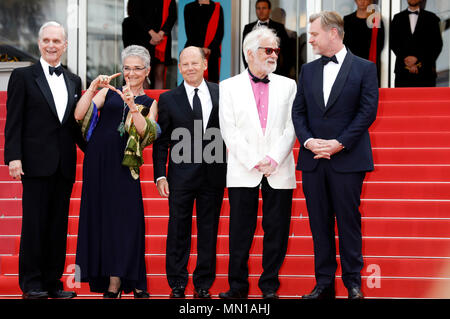 Cannes, Francia. 13 Maggio, 2018. Noi attore Keir Dullea, Katharina Kubrick, figlia del regista inglese Stanley Kubrick, valutazione, Tedesco-US produttore Jan Harlan e British Direttore Christopher Nolan frequentando il 'Sinchiostro o nuotare / Le grand bain' premiere durante la settantunesima Cannes Film Festival presso il Palais des Festivals il 13 maggio 2018 a Cannes, Francia Credito: Geisler-Fotopress/Alamy Live News Foto Stock