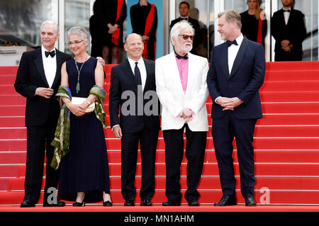 Cannes, Francia. 13 Maggio, 2018. Noi attore Keir Dullea, Katharina Kubrick, figlia del regista inglese Stanley Kubrick, valutazione, Tedesco-US produttore Jan Harlan e British Direttore Christopher Nolan frequentando il 'Sinchiostro o nuotare / Le grand bain' premiere durante la settantunesima Cannes Film Festival presso il Palais des Festivals il 13 maggio 2018 a Cannes, Francia Credito: Geisler-Fotopress/Alamy Live News Foto Stock